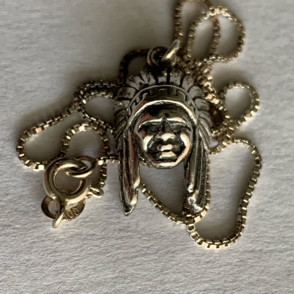 New vintage silver Indigenous head / headdress  pendant necklace (Montréal)